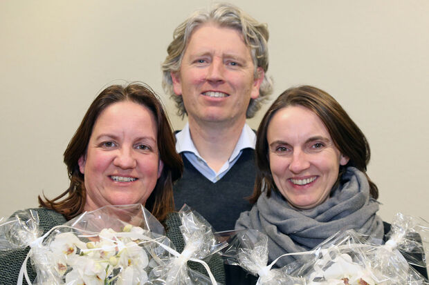 Fachwart Thomas Bangemann bedankte sich im Rahmen der Versammlung bei Sabine Möglich-Bangemann (links) und Nina Welter (rechts) für ihre ehrenamtlich geleistete Arbeit im Tennissport. FOTO: ANDREAS DUNKER