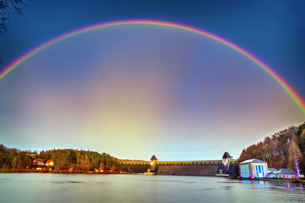 Die Möhnetalsperre ist heute ein friedliches Freizeitdomizil und wertvoller Wasserspeicher. Am 17. Mai 1943 brachten die durch ausströmenden Wassermasser der durch britische Bomben zerstörten Staumauer allerdings Tod und Zerstörung ins Möhne- und Ruhrtal. ARCHIVFOTO: ANDREAS DUNKER