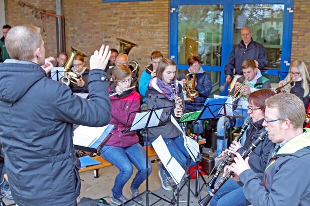 Der Musikverein Echthausen umrahmte das Maibaum-Aufstellen musikalisch. FOTO: ANDREAS DUNKER