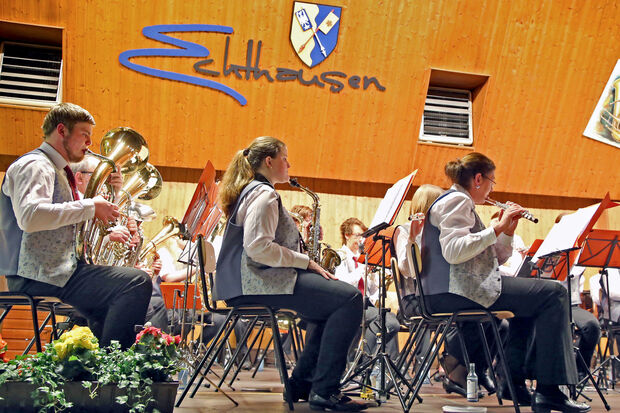 Der Musikverein Echthausen auf der Bühne in der Gemeindehalle in Echthausen ARCHIVFOTO: ANDREAS DUNKER