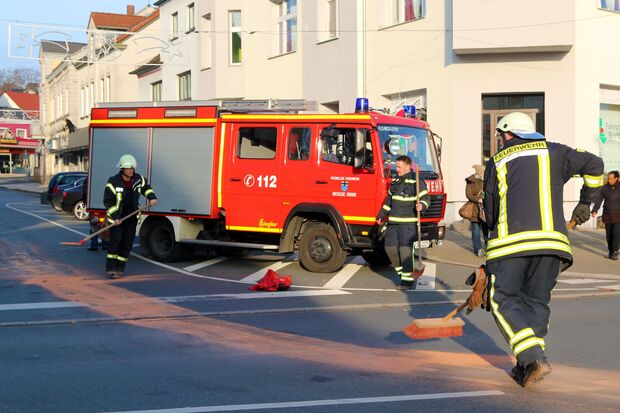 Beseitigung einer Ölspur in der Wickeder Ortsmitte durch ehrenamtliche Mitarbeiter der Freiwilligen Feuerwehr. ARCHIVFOTO: ANDREAS DUNKER