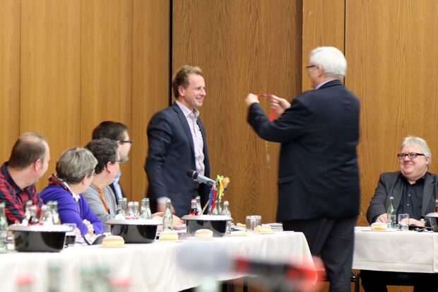 Grünen-Chef Lothar Kemmerzell verleiht einen Karnevalsorden an Kämmerer Christian Wiese FOTO: ANDREAS DUNKER