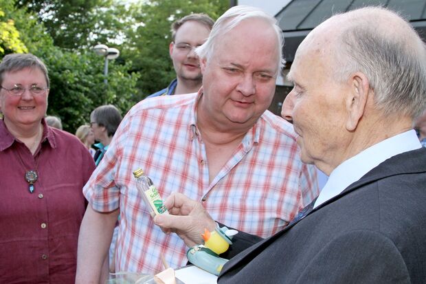 Gratulation unter Namensvetern: der katholische Pfarrer im Ruhestand Peter Bornhoff aus Echthausen (rechts) freute sich über die Glückwünsche seines ehemaligen evangelischen Amtsbruders in Wickede, Peter Fischer, sowie dessen Ehefrau und Sohn. FOTO: ANDREAS DUNKER