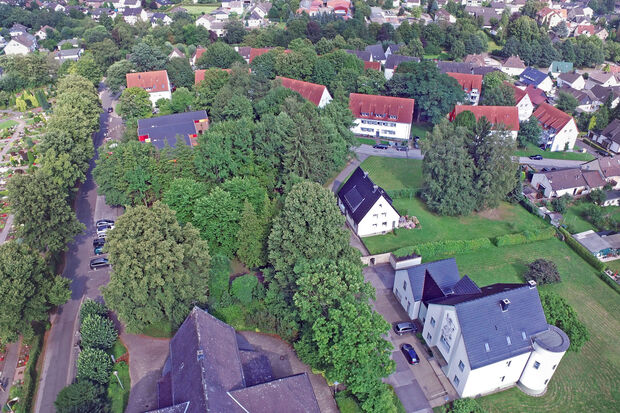 Wo heute noch ein kleines Wäldchen steht, will die Kirchengemeinde ihr neues Pfarrheim bauen. LUFTBILD: ANDREAS DUNKER / WWW.NRW-MAGE.DE