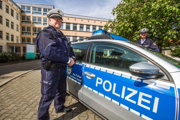 Streifenwagen der Kreispolizeibehörde Soest vor der Notunterkunft ARCHIVFOTO: ANDREAS DUNKER
