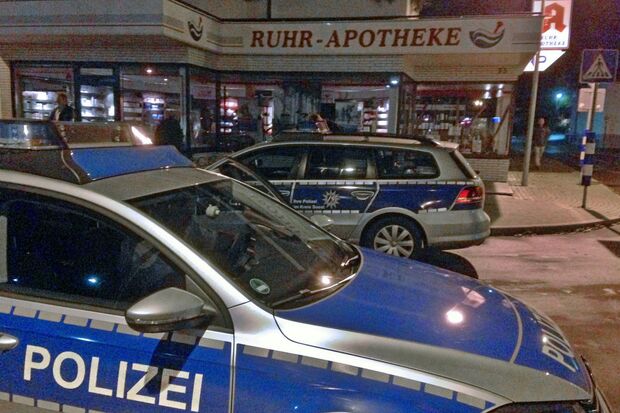 Polizei-Einsatz an der Ruhr-Apotheke in der Ortsmitte am Mittwochabend FOTO: ANDREAS DUNKER