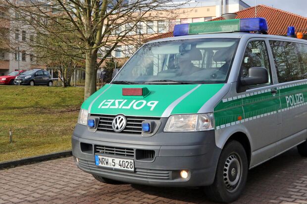 Polizeibulli vor der Massenunterkunft für Asylsuchende FOTO: ANDREAS DUNKER