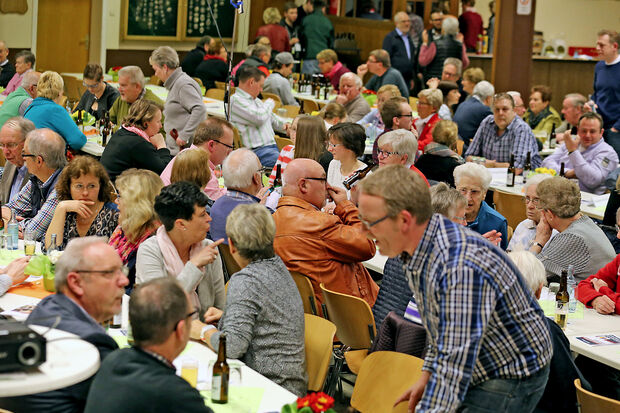 In der Pause wurde für das leibliche Wohl des Publikums gesorgt. – Man habe eigens für die Gäste gekocht, merkte Musikvereinsvorsitzende Manuela Wirth schmunzelnd an. FOTO: ANDREAS DUNKER