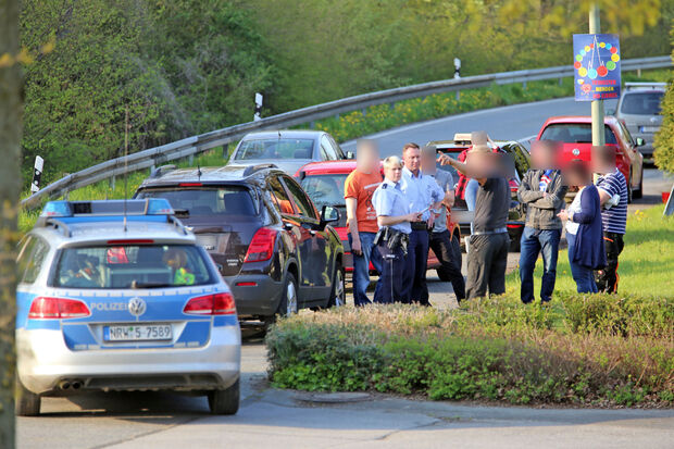 Tumult und Schlägerei am Echthausener Straßenrand: Die Polizei musste einschreiten und gegenseitige Strafanzeigen aufnehmen. FOTO: ANDREAS DUNKER