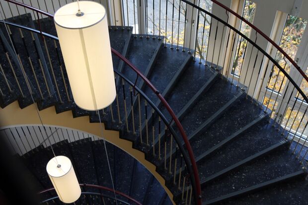 Seitenansicht: die neuen Pendelleuchten – seit Samstag im Treppenhaus des Rathauses in Wickede FOTO: ANDREAS DUNKER