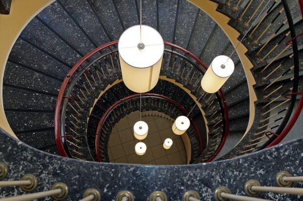 Vogelperspektive: die neuen Pendelleuchten – seit Samstag im Treppenhaus des Rathauses in Wickede FOTO: ANDREAS DUNKER