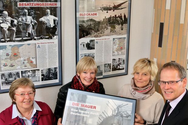 Präsentierten die aktuelle Ausstellung im Eingangsbereich und Foyer des Wickeder Rathauses (von links): Elvira Biekmann (Gemeinde), Gabi Fehling (Kolping) und Heidi Bertels (VHS) sowie Bürgermeister Dr. Martin Michalzik (CDU) FOTO: ANDREAS DUNKER