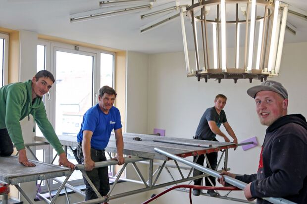 Die Mitarbeiter der Wickeder Bedachungsfirma ROTEK bauen heue Mittag das Gerüst über der Wendeltreppe im Rathaus auf und schaffen damit eine Arbeitsbühne für die anderen Gewerke (von links): Denis Lange, Chef Christian Stobbe, David Trautmann und Sebastian Bußmann. FOTO: ANDREAS DUNKER