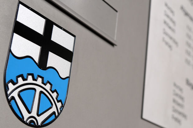 Das Wappen der Gemeinde Wickede (Ruhr) am Briefkasten des Rathauses ARCHIVFOTO: ANDREAS DUNKER