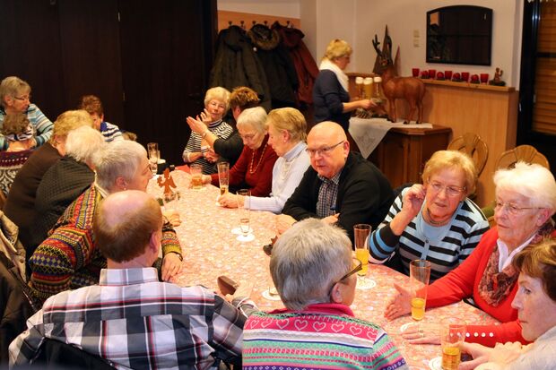 Versammlung bei Garte FOTO: ANDREAS DUNKER