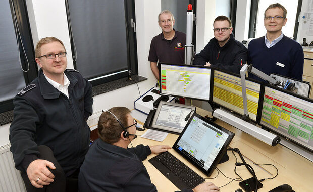 Sebastian Narten (Leitstellenchef), Michael Brückmann (Disponent), Hans-Peter Trilling (Ärztlicher Leiter des Rettungsdienstes), Dennis Pingel (stellv. Leitstellenleiter) und Frank Günther (designierter Abteilungsleiter Rettungsdienst, Feuer- und Katastrophenschutz) blicken auf über 100.000 Vorgänge im Jahr 2016 zurück. Damit ist ein neuer Rekordwert erreicht. FOTO: THOMAS WEINSTOCK / KREIS SOEST