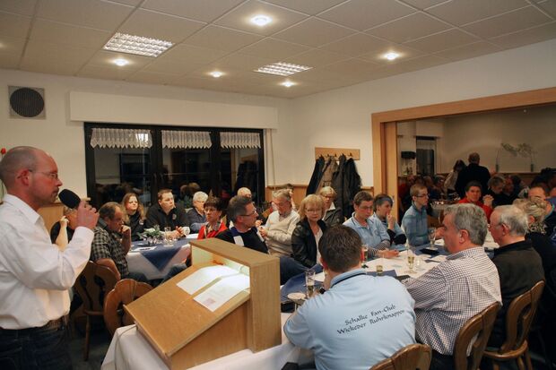 Der Vorstand des Schalke-Fan-Clubs „Wickeder Ruhrknappen“ lädt schon jetzt zu seiner nächsten Jahreshauptversammlung im Januar 2015 ein. Hier ein Bild aus einer früheren Generalversammlung bei Garte. ARCHIVFOTO: ANDREAS DUNKER