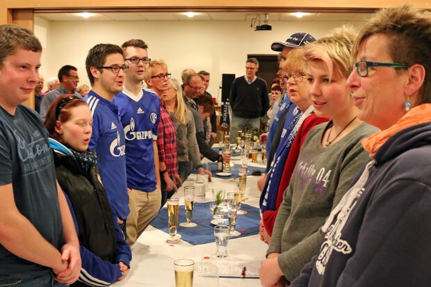 Schon einige Jahre her: Generalversammlung im Saal der ehemaligen Gaststätte Garte an der Rissenhofstraße in Wickede, die das Vereinslokal des Schalke-Fan-Clubs "Wickeder Ruhrknappen" war. ARCHIVFOTO: ANDREAS DUNKER