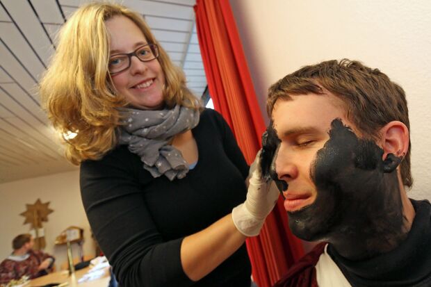 Beate Baukmann (geborene Sudhoff) schminkte die Scharzen vor dem Sternsingen. FOTO: ANDREAS DUNKER