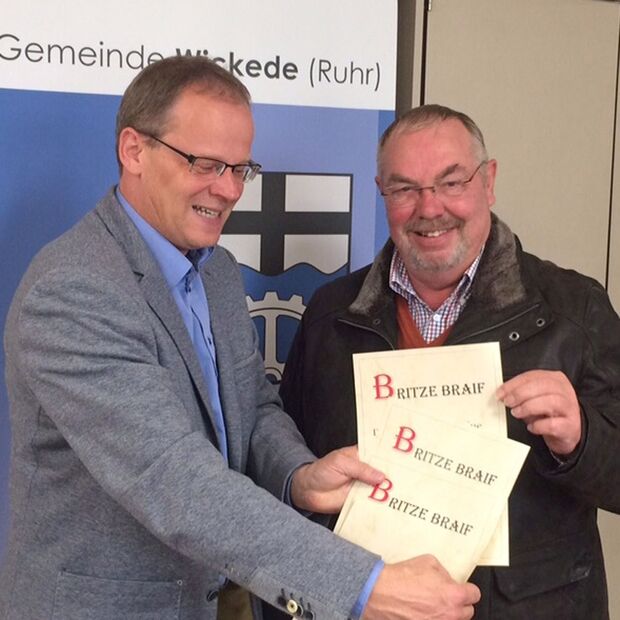 Bürgermeister Dr. Martin Michalzik (CDU und "Britzemeister" Herbert Schäfer (SPD) mit den Urkunden fürs "Pohläsen" FOTO: GEMEINDE WICKEDE (RUHR)