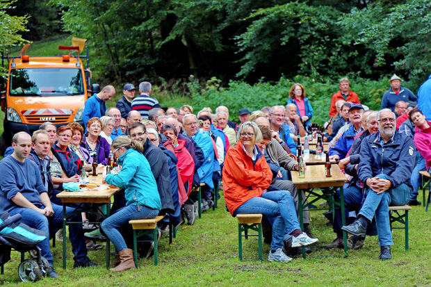 Die Grenzgänger beim "Pohläsen" am Schnadestein in der Nähe der alten Hux-Mühle FOTO: ANDREAS DUNKER