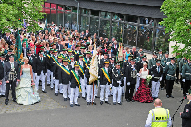 Jubiläumsschützenfest der St.-Johannes-Bruderschaft Wimbern mit großem Aufmarsch vieler Regenten, Hofstaatpaare, Schützen und Musiker ARCHIVFOTO: CHRISTIAN MEIER