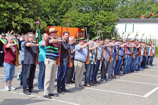Schützen in Reih und Glied FOTO: ANDREAS DUNKER