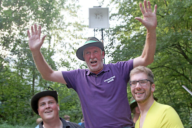 Ulrich Thiele geht als Sieger aus dem Wettschießen hervor und wird neuer Schützenkönig der St.-Johannes-Bruderschaft Wickede – Wiehagen. Links: Philipp Arndt – rechts: Oliver Thiele FOTO: ANDREAS DUNKER