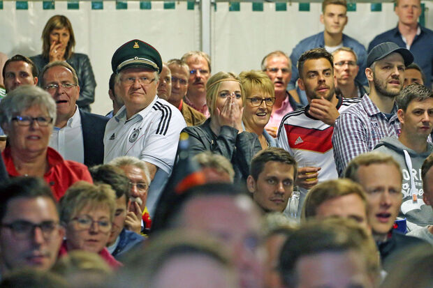 Schützenmütze und Deutschlandtrikot: die richtige "Uniform" zum Public-Viewing unter dem Festzelt FOTO: ANDREAS DUNKER