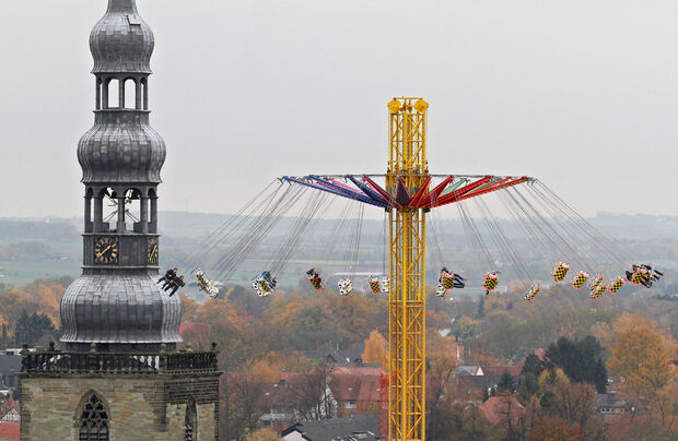 Die alljährliche "Soester Allerheiligenkirmes": moderne Karussells zwischen alten Fachwerk- und Grünsandsteingebäuden ARCHIVFOTO: ANDREAS DUNKER