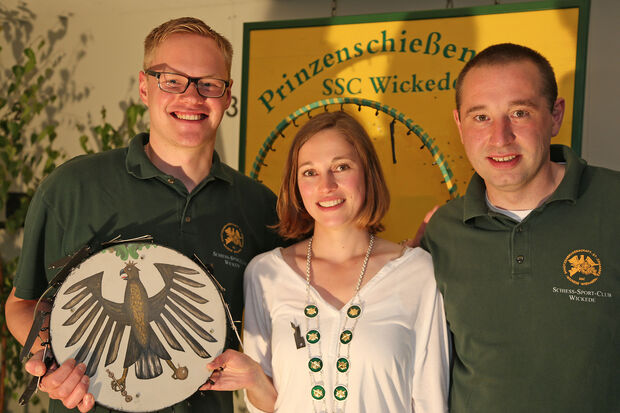Der noch amtierende SSC-Prinz Mathias Velmer mit seiner Nachfolgerin Sabrina Koerdt sowie SSC-Vorsitzendem Hendrik Koerdt, dem Ehemann der neuen Prinzessin (von links). FOTO: ANDREAS DUNKER