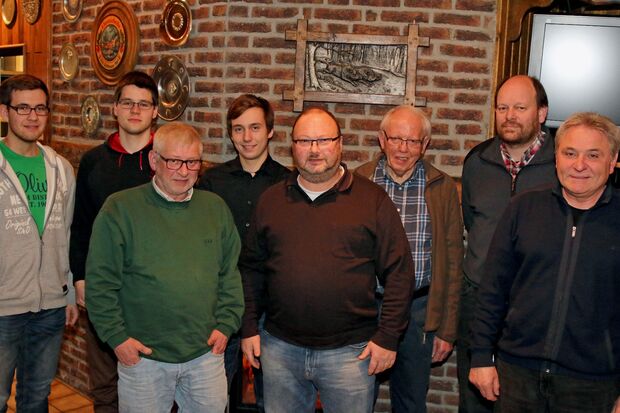 Ein Vorstandsbild aus der jüngeren Vergangenheit (von links): Sportleiter Niklas Mimberg, Jugendsprecher Marcel Haupt, Geschäftsführer Cajus Crachus Steffen, NN, Vorsitzender Hans-Jürgen Zimpel, der langjährige sportliche Leiter Erhard Severin, Zweiter Kassenwart Andreas Westhoff und Erste Kassenwart / Schatzmeister Rudi Nolte ARCHIVFOTO: ANDREAS DUNKER    