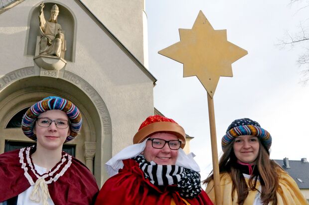 Sternsinger vor der Sankt-Antonius-Kirche FOTO: ANDREAS DUNKER