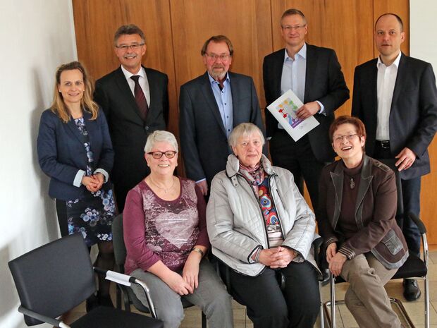 Stuhlprobe von Vorstand und Mitgliedern des Fördervereins der evangelischen Kirchengemeinde Wickede (Ruhr) FOTO: ANDREAS DUNKER
