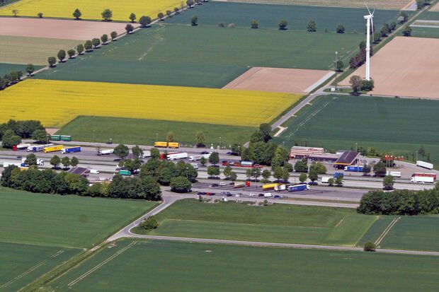 Die Tank- und Rastanlage „Am Haarstrang“ an der Autobahn 44 bei Schlückingen LUFTBILD: ANDREAS DUNKER / nrw-image.de