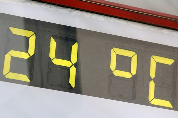24-Grad-Celsius – noch vor Mittag – auf der Digitalanzeige der Volksbank, aufgenommen am heutigen Allerheiligen-Tag FOTO: ANDREAS DUNKER