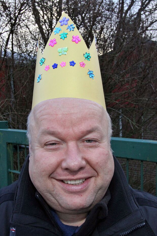 Testete mal wie man sich so als Sternsinger mit Krone fühlt: Markus Thurau schlüpfte kurzfristig von der Rolle des Betreuers in die des Königs … FOTO: ANDREAS DUNKER