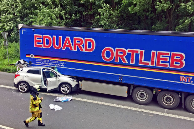 Der unter dem Lkw-Auflieger eingeklemmte Pkw – bevor er durch die technische Hilfe der Feuerwehr zur Schnellrettung geborgen wurde. FOTO: FREIWILLIGE FEUERWEHR DER STADT WERL