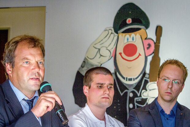 Verlässt Wimbern in Kürze: Timo Maier (Mitte), stellvertretender Leiter der Unterbringungseinrichtung für Asylsuchende ARCHIVFOTO: ANDREAS DUNKER