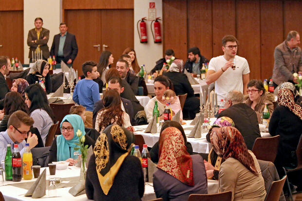 Das Fest der türkischstämmigen Familien im Bürgerhaus in Wickede FOTO: ANDREAS DUNKER