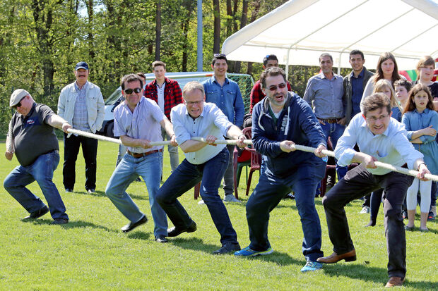 Seilziehen mit Wickedes Bürgermeister und türkischem Imam FOTO: ANDREAS DUNKER