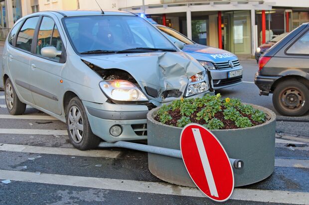 Der Renault Scènic krachte vor den Beton-Blumenkübel FOTO: ANDREAS DUNKER