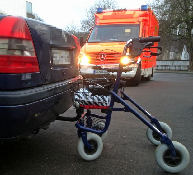 Verkehrsunfall hinterm Rathaus: 87-jährige Rollatorfahrerin stürzt nach Kollision mit Pkw. FOTO: ANDREAS DUNKER