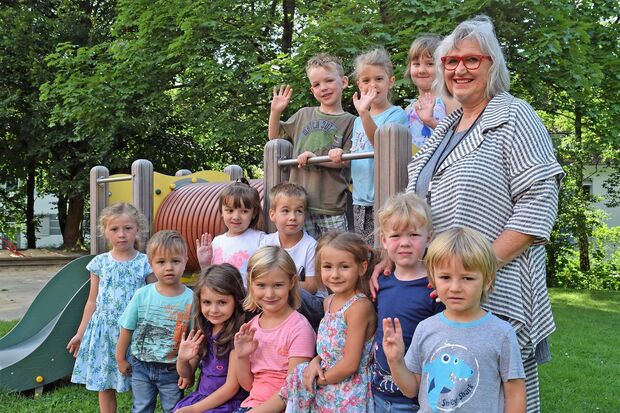 Sigrid Buchta mit Jungen und Mädchen des St.-Josef-Kindergartens FOTO: KINDERGARTEN ST. JOSEF