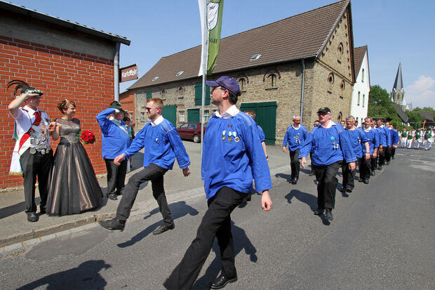 Schlückinger Bürger gingen im Festzug der Büdericher "Blaukittel" mit und grüßten "ihren" Schützenkönig aus Schlückingen. FOTO: ANDREAS DUNKER