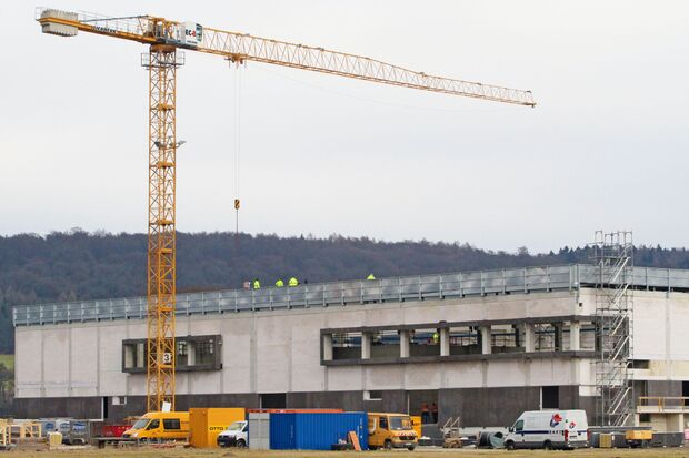 Die Dachdecker bei der Arbeit FOTO: ANDREAS DUNKER