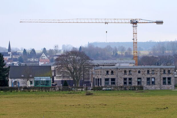 Blick von der Ruhrseite auf das Wasserwerk – im Hintergrund: Echthausens Ortsmitte FOTO: ANDREAS DUNKER