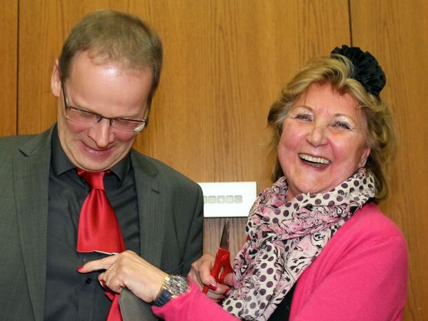 Abgeschnitten: die rote Krawatte beim schwarzen Bürgermeister. Dr. Martin Michalzik (CDU) mit Christa Lenz (FDP) FOTO: ANDREAS DUNKER