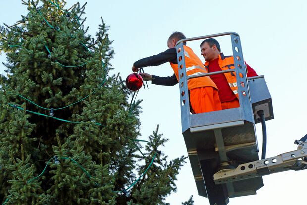 Wird in der kommenden Woche wieder abgeschmückt: der Weihnachtsbaum auf dem Wickeder Marktplatz. FOTO: ANDREAS DUNKER