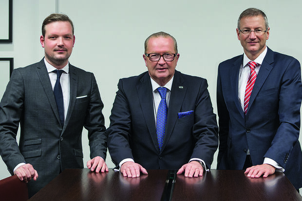 Generationswechsel: Ernst-Gregor Hillebrand löst seinen Vater Ernst Walter Hillebrand als Geschäftsführer der Holding der WHW-Hillebrand-Gruppe ab. Der zweite Geschäftsführer Dr. Martin Kurpjoweit sorgt für die Kontinuität in der Unternehmsführung. FOTO: WHW HILLEBRAND